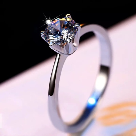 18k 1 Carat Round Solitaire Engagement Ring - Picture 4 of 6